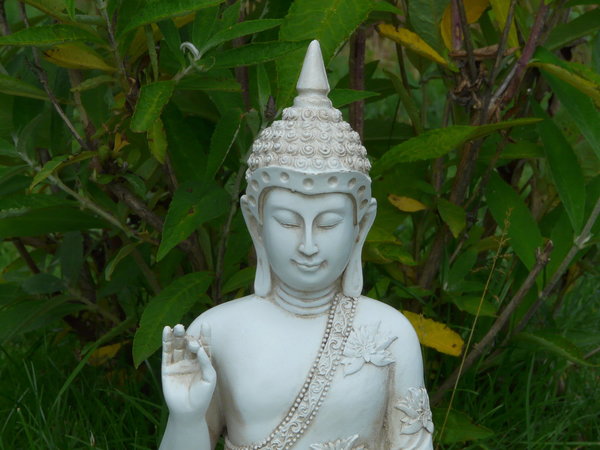 Buddha auf Sockel weiß 23 cm