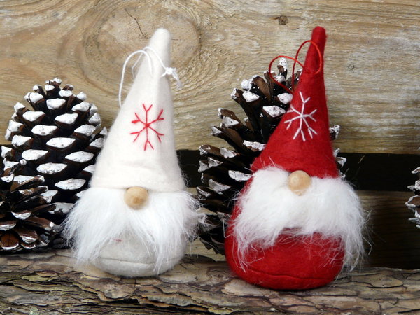 Filzwichtel Hänger mit Schneeflocke auf Mütze Weihnachtswichtel Püppchen